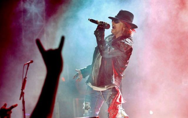 Noul solist al trupei AC/DC este... 1 rose_3.jpg