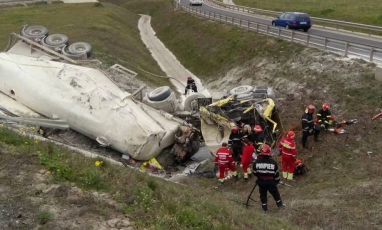 Şoferul unui TIR a murit, după ce a rămas prins între fiarele autovehiculului 1 tirrasturnat_3.jpg