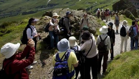 BRAŞOV. Ruinele vechii graniţe dintre Transilvania şi Ţara Românească ar putea intra în circuitul turistic 1 turisti.jpg