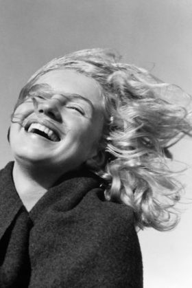 Marilyn Monroe pe plajă, înainte de a ajunge celebră 1 young-marilyn-monroe-norma-jeane-dougherty-andre-de-dienes-m