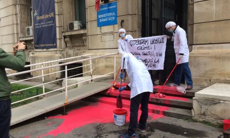 Protest la Brașov. „Corupția ucide. Cât îi mai lăsăm?” 1 13179215-1052072821552052-6801746096836259469-n.jpg