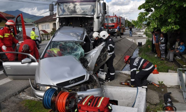 O femeie de 36 de ani a murit sub privirile fiicei sale, după impactul dintre mașina lor și o cifă! 1 accidentdn17.jpg