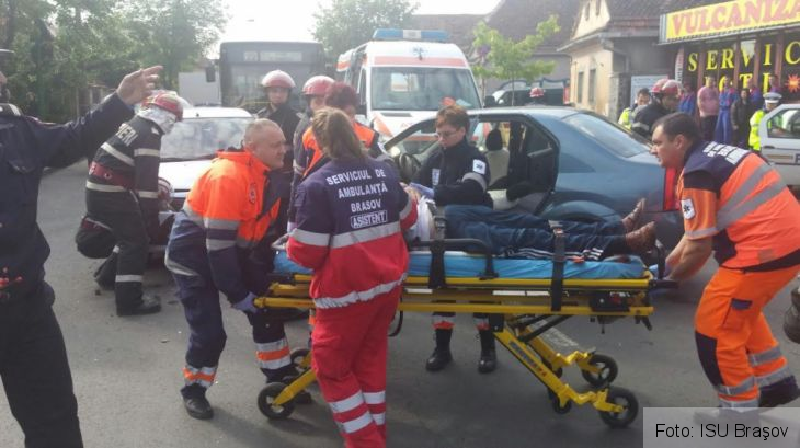 Update. BRAŞOV. Şofer încarcerat în urma accidentului de pe str. Avram Iancu! (FOTO) 1 avram iancu 3_212516.jpg
