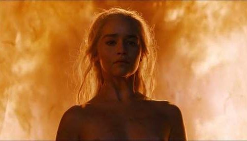 GAME OF THRONES. Emilia Clarke a văzut scena nud împreună cu părinții!!! 1 clarke_3.jpg