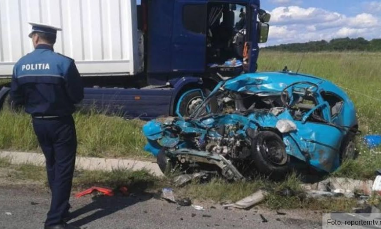 Cumplit. Trei oameni au murit într-o maşină spulberată de TIR 1 dn56.jpg