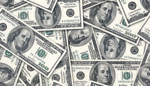 Bărbat acuzat că a plătit o dansatoare de striptease cu bani falşi 1 dolariamericani2.jpg