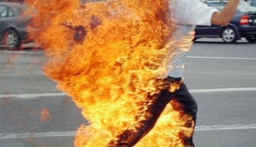 ALERTĂ. Un bărbat și-a dat foc în fața Guvernului! 1 foc.png