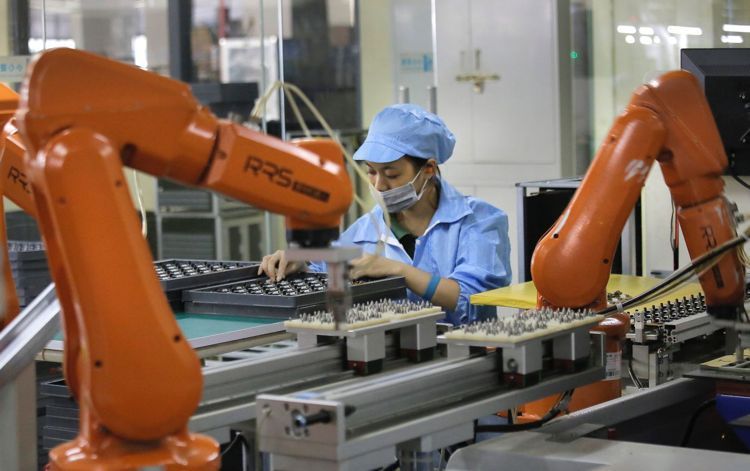 Foxconn a înlocuit 60.000 de oameni cu roboţi 1 foxconn-robotic-arm.jpeg