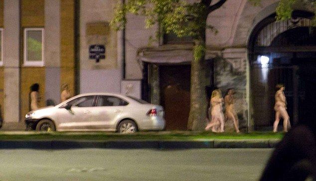 PROSTITUATE obligate să se plimbe GOALE pe stradă (FOTO) 1 goale_3.jpg