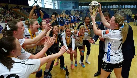 Handbalistele CAMPIOANE au pozat GOALE cu trofeul (FOTO) 1 holstebro.jpg