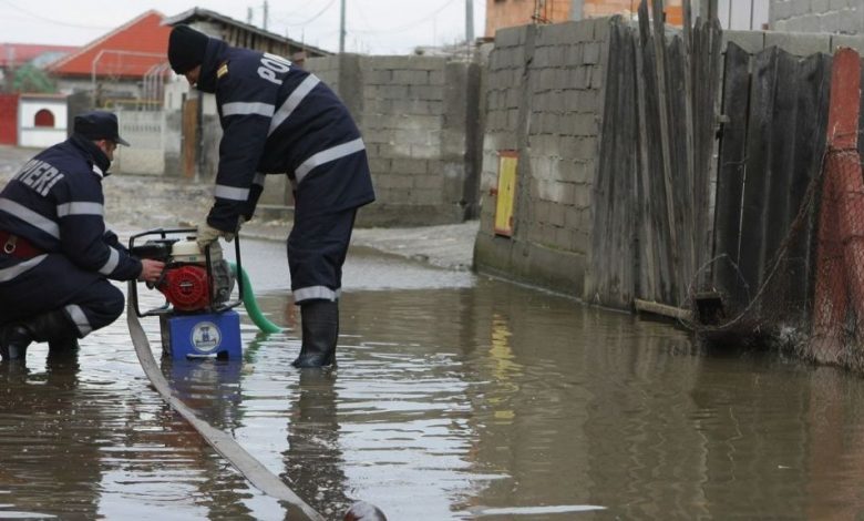BRAŞOV. Ploile au făcut ravagii în comuna Beclean 1 inundatii-pompieri.jpg