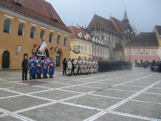 BRAȘOV. Inspectoratul de Jandarmi are un nou șef 1 jandarmi Piata Sfatului_213133.jpg