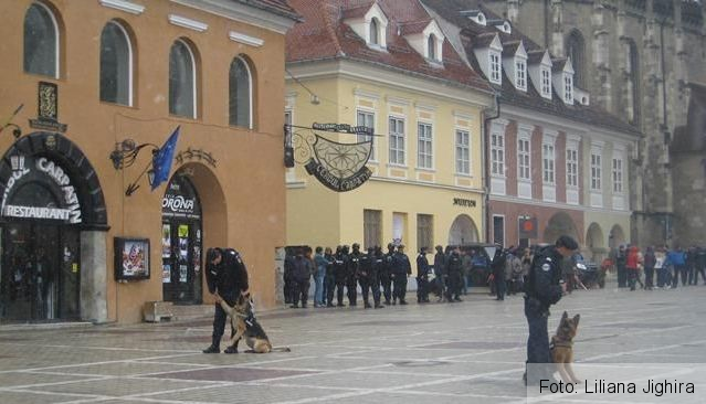 BRAȘOV. Jandarmii îi așteaptă pe copii pe „Tărâmul Minunilor” 1 jandarmiinpiatasfatului2.jpg