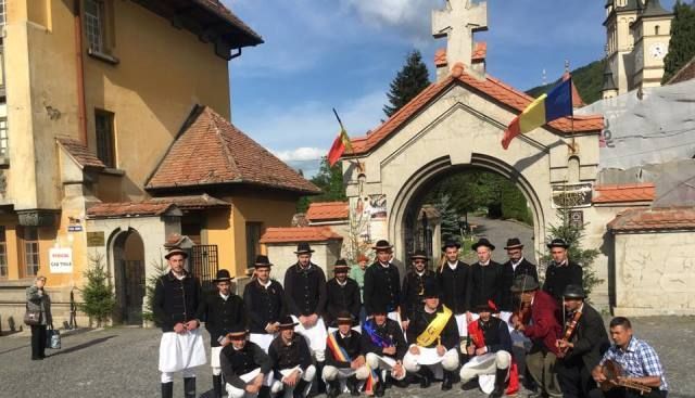 BRAȘOV. Junii Tineri merg cu stropitul prin Șchei 1 juniitineriinfatabisericiisf-nicolae.jpg