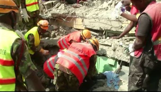 Femeie însărcinată salvată dintre dărâmături după şase zile 1 kenya_4.jpg