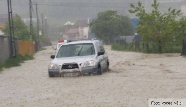 Alertă. Maşini luate de viitură! 1 masinaviitura.jpg