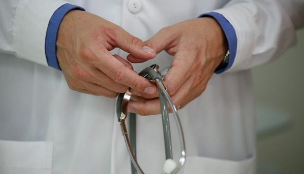 Greviştii, daţi în judecată de Ministerul Sănătăţii 1 medic1.png