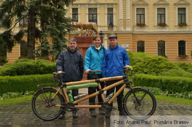Primarul Braşovului, printre cei 30 de edili europeni care au „salutat” turul de 7.000 km cu bicicleta din bambus 1 primar bicicleta_212917.jpg