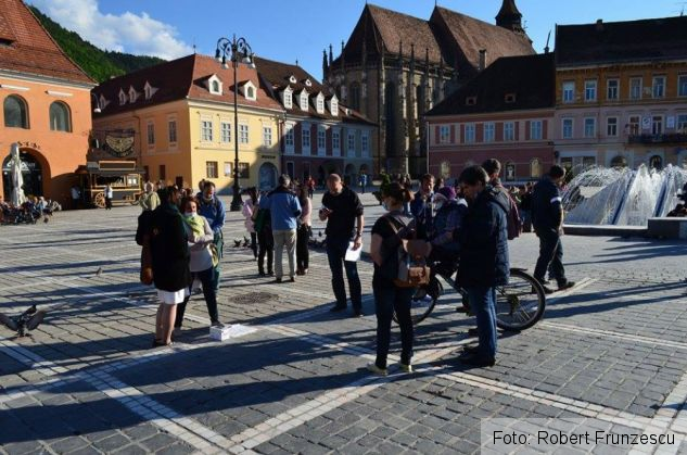 Braşov. Aproximativ 15 persoane au protestat împotriva corupției din sistemul de sănătate. Godină, la datorie 1 protest1_211739.jpg