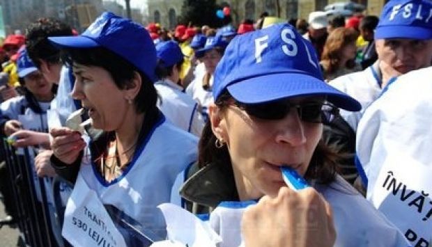 Profesorii amenință cu proteste de stradă / UPDATE. Li se majorează salariile de anul viitor... 1 sindicalisti-educatie.jpg