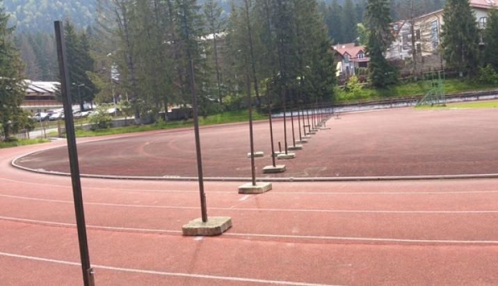 BRAȘOV - ULUITOR. Gard ce trece prin stadionul din Poiană!!! 1 stadion.jpeg