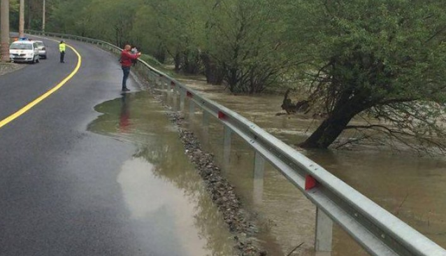 Inundații pe Valea Oltului. Traficul, îngreunat! 1 valeaoltului.png