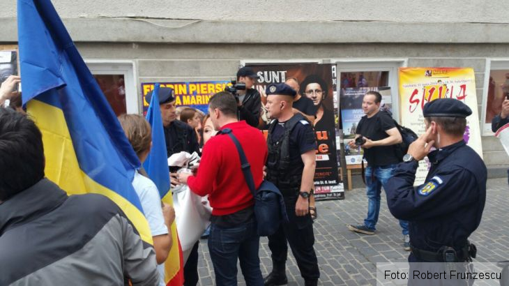 EXCLUSIV. BRAȘOVENII protestează împotriva tăierilor ilegale și abuzive. Îmbrânceli cu jandarmii pe Strada Republicii 1 1_214433.jpg