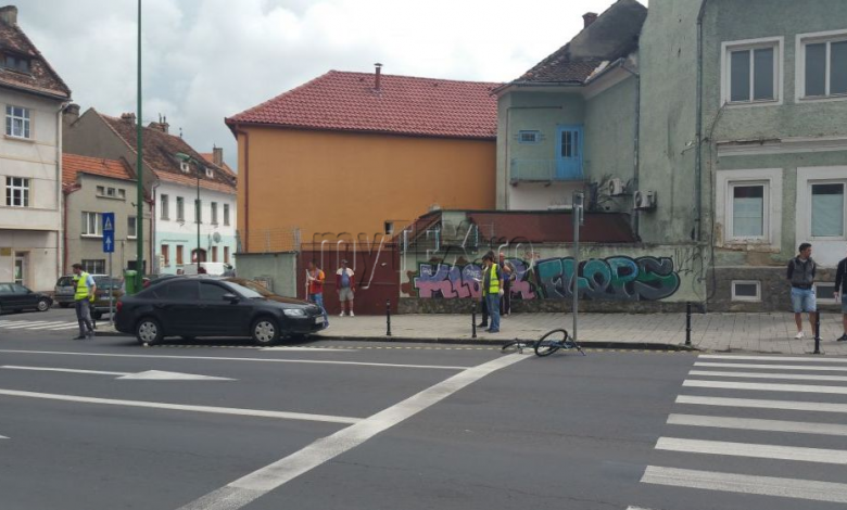 UPDATE. Brașov. Accident pe B-dul Iuliu Maniu. Biciclist, luat pe capotă de șoferul unui autoturism 1 20160628-141744.jpg