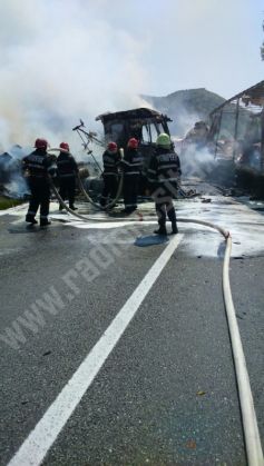 Impact frontal între două TIR-uri! Doi oameni au murit, iar autotrenurile au luat foc (FOTO) 1 accident tiruri (2)_215081.jpg