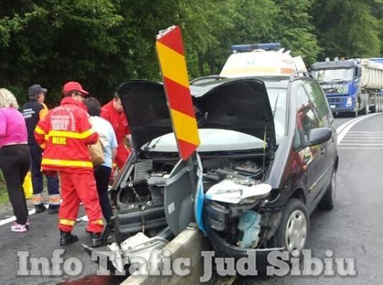 Accident pe DN 1! Un şofer s-a izbit cu maşina de parapeţii care despart sensurile de mers (FOTO) 1 accidentdn1_4.jpg