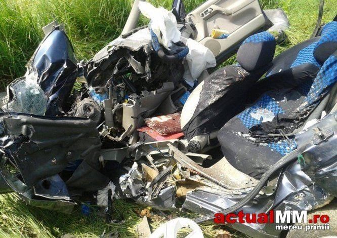 Şofer mort, după ce maşina lui s-a transformat într-un morman de fiare, ca urmare a impactului cu un TIR (FOTO) 1 accidentmaramures_4.jpg