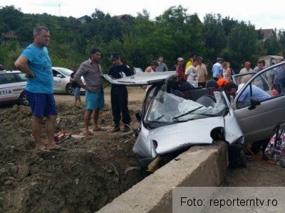Șoferiță încarcerată, după ce a lovit un cap de pod (FOTO) 1 accidentsoferita.jpg