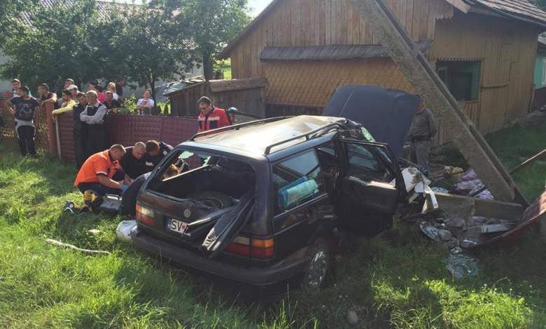 Pasager mort după impactul maşinii cu un stâlp! Şoferul consumase alcool (FOTO) 1 accidentsuceava_2.jpg