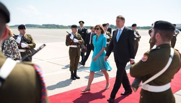 Ţinute diafane alese de Prima Doamnă pentru vizita în Luxemburg 1 albastru.jpg