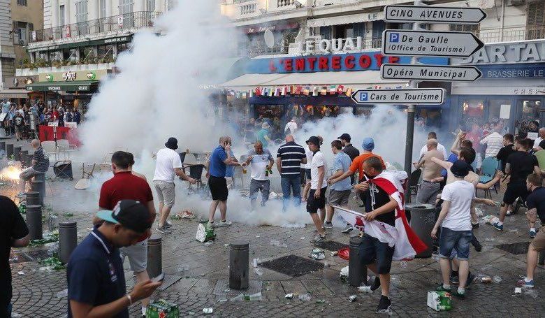 EURO 2016. La un pas de o nenorocire. Un fan englez, resuscitat de poliţişti 1 bataiefani.jpg