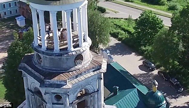 Prinşi făcând SEX în clopotniţa unei biserici (FOTO) 1 biserica_2.jpg