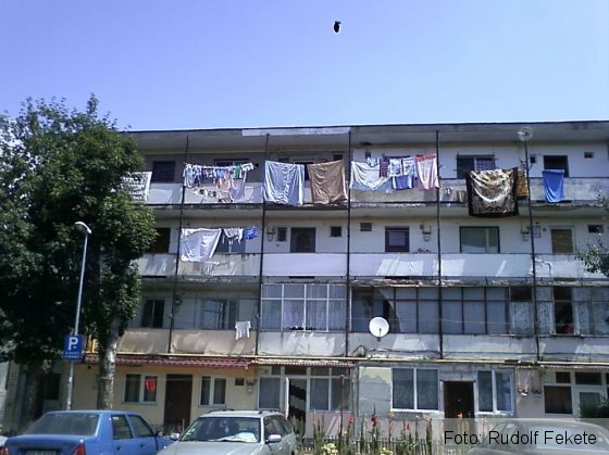 BRAŞOV. Vremea bună după rufe se cunoaşte (FOTO) 1 bloccartierulFlorilor1_214693.jpg