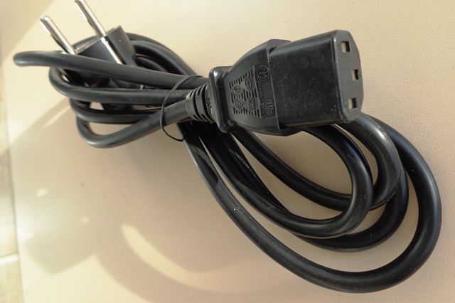 Un adolescent s-a spânzurat cu cablul de la calculator, după o ceartă cu tatăl său 1 cablucalculator.jpg