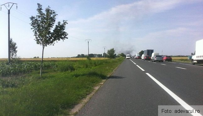 TRAFIC BLOCAT, după ce un camion încărcat cu butelii a luat foc pe şosea! 1 camionmihailesti.jpg