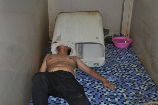 GHINION. A vrut să repare maşina de spălat, dar a rămas cu capul blocat în cuvă! 1 capincuva.jpg
