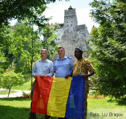 BRAŞOV. O delegaţie ONU s-a fotografiat cu steagul românesc, lângă Castelul Bran 1 delegatie_onu_215450.jpg
