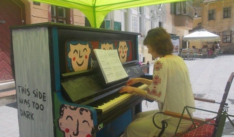 BRAȘOV. Pianina veselă așteaptă să fie încercată de oricine 1 dianaionescu-pianinavibrate210.jpg