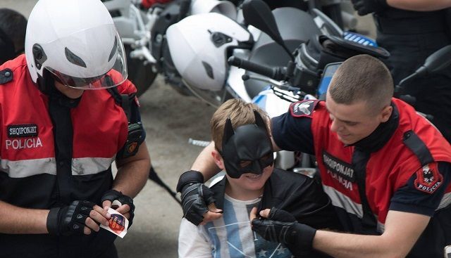 MISIUNE INCREDIBILĂ. Ce au făcut poliţiştii?! (FOTO) 1 eroi.jpg