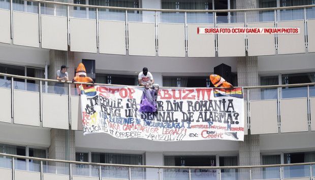 Update. Protestatarul de la etajul 16 al Hotelului Intercontinental a scos pe balcon peşti gonflabili şi păpuşi cu chipul lui Hitler şi bin Laden 1 etajintercontinental.jpg