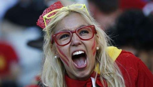EURO 2016. S-a DEZBRĂCAT în timpul meciului!!! Foto „hot”... 1 fana.jpg