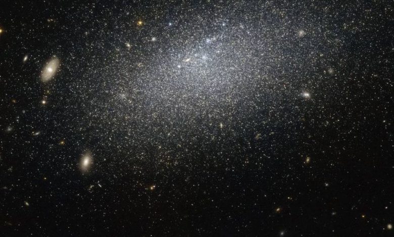 NASA. O galaxie pitică, fotografiată de telescopul Hubble 1 galaxiepitica.jpg