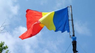 BRAȘOV. După ce myTEX.ro a sesizat, tricolorul de pe Tâmpa a fost schimbat 7 jandarmi steag Tampa_213479.jpg