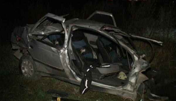 Doi prieteni au MURIT într-un teribil accident 1 masinarupta_3.jpg