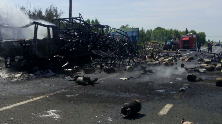Exploziile de la Mihăileşti au distrus o porţiune din E85, fiind nevoie de lucrări de reasfaltare 1 mihailesti_214274.jpg