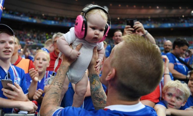 EURO 2016. În pamperşi pe stadion 1 pampers.jpg
